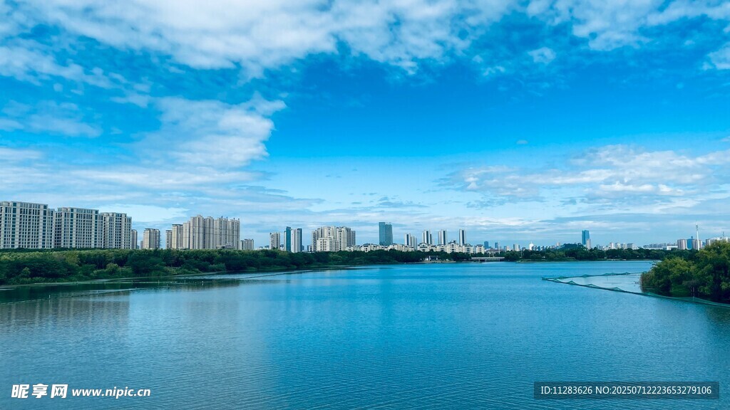 湖畔城市风光美景