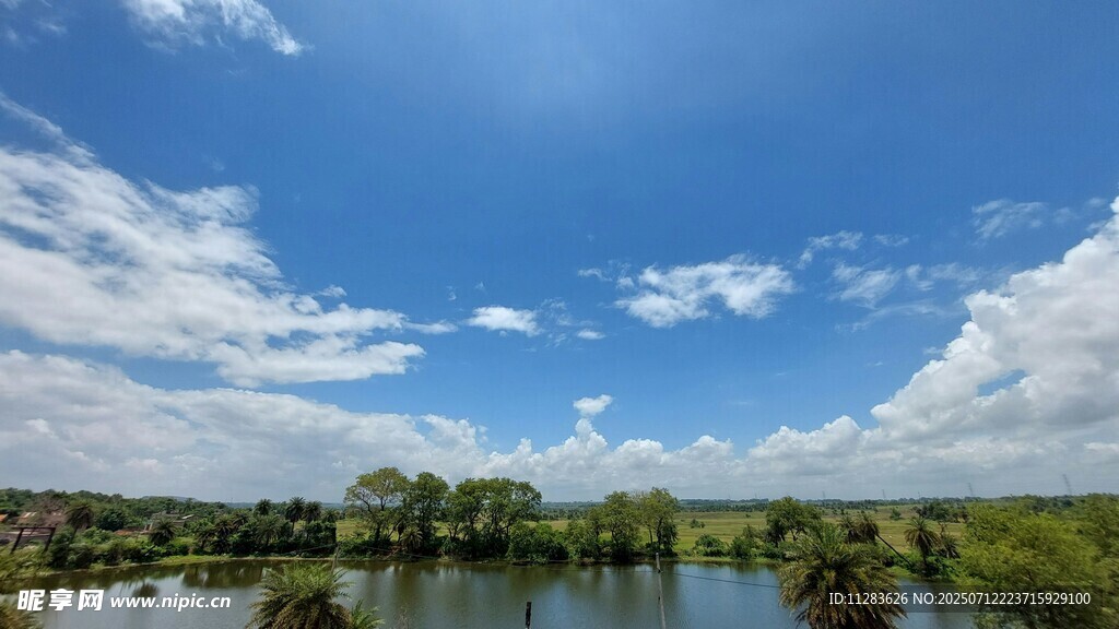 蓝天碧水间的自然美景
