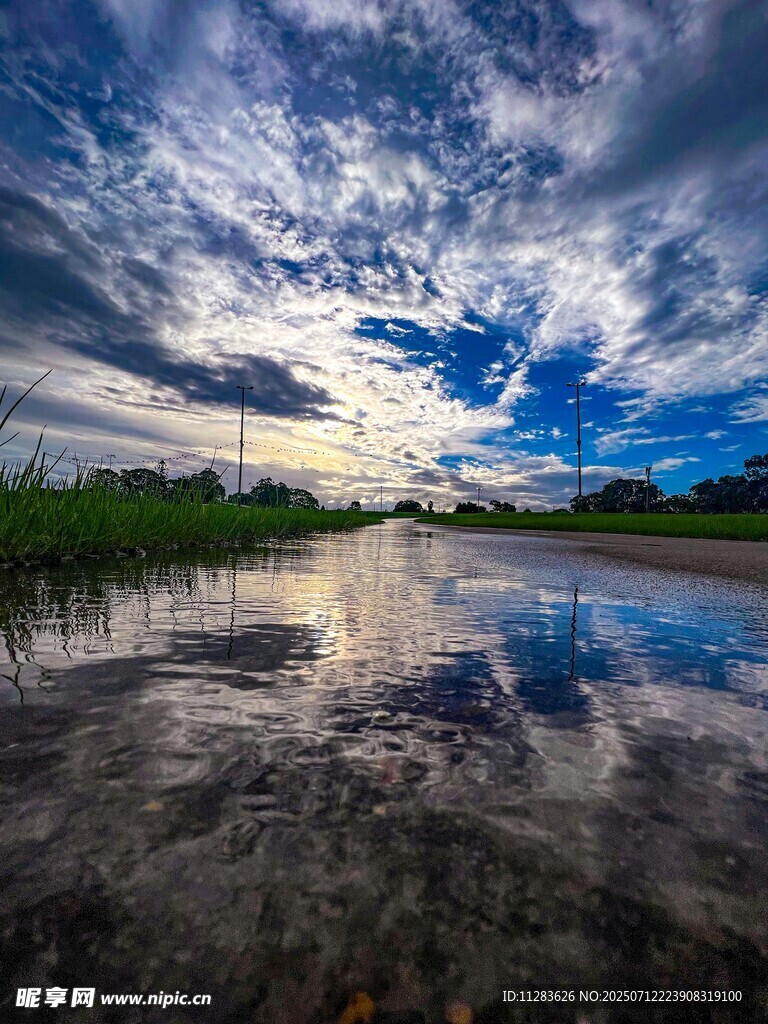 雨后湿地天空倒影美景