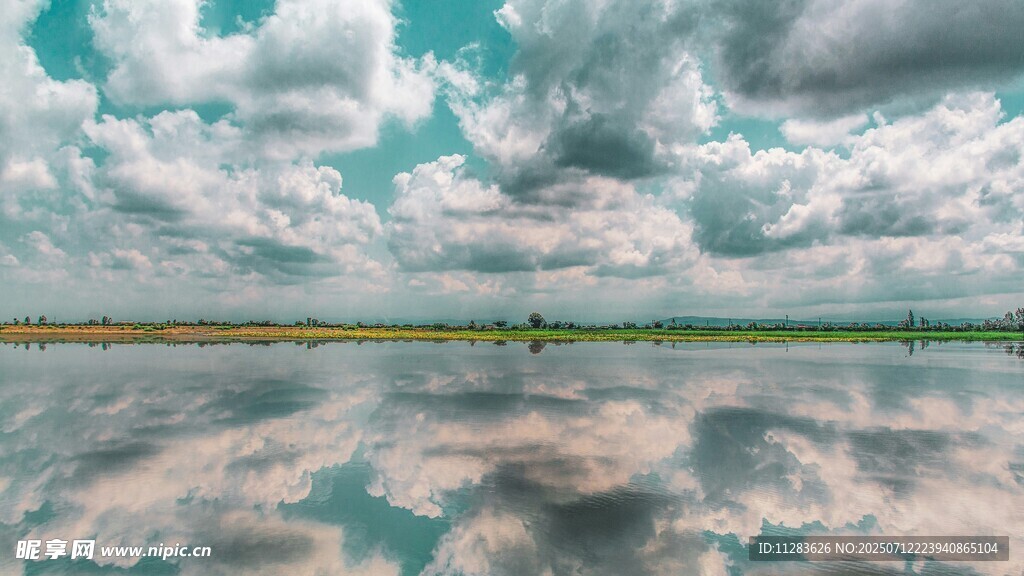 天空之镜般的美丽湖景