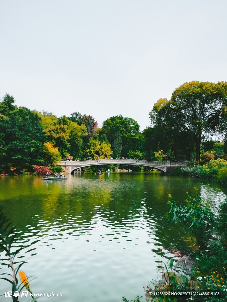 湖畔拱桥