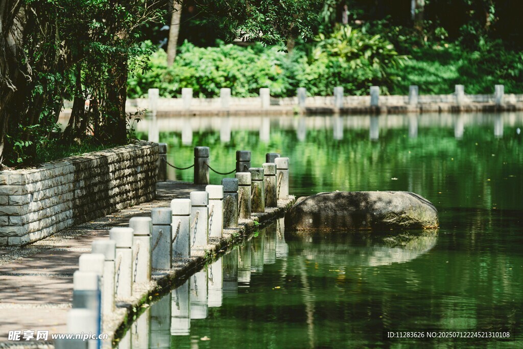 湖畔木栏