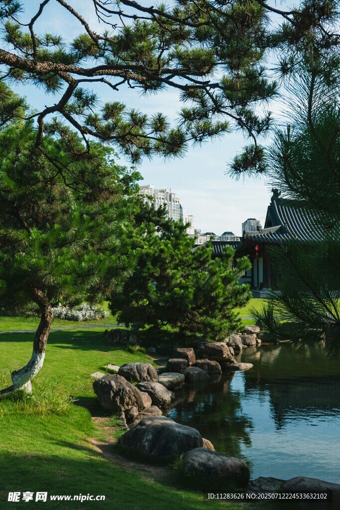 中式园林湖畔景致