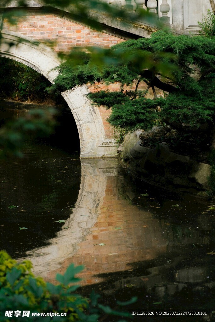 古桥映水
