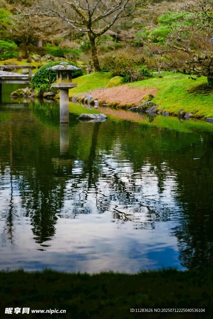日式园林静谧池塘景观