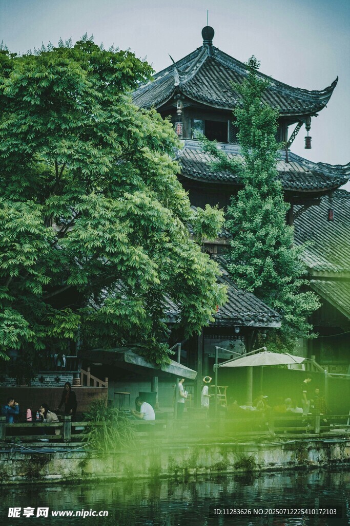 古亭映于葱郁绿树碧水间