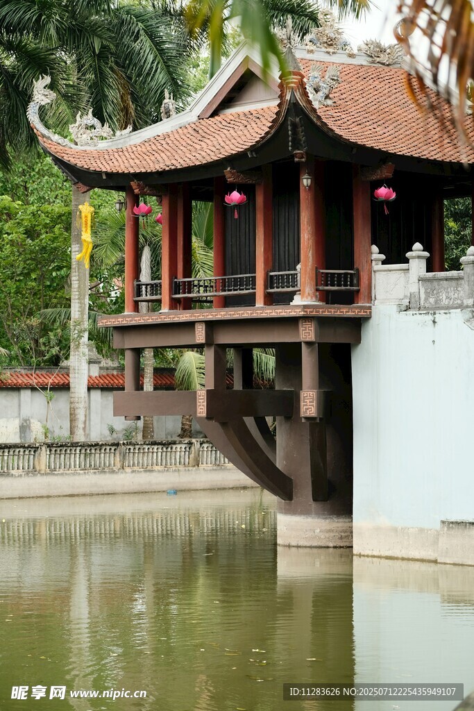 中式古亭临碧水