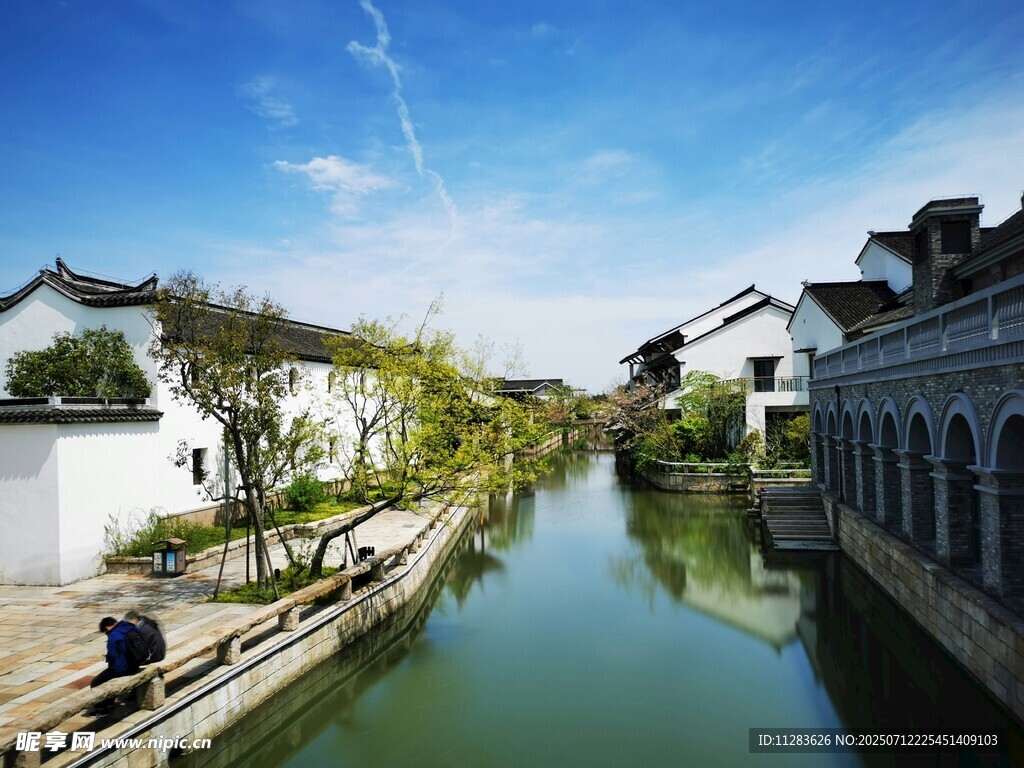 江南水乡河道风景图