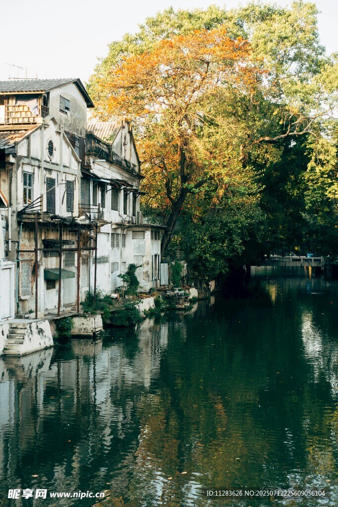 河畔欧式建筑秋日美景