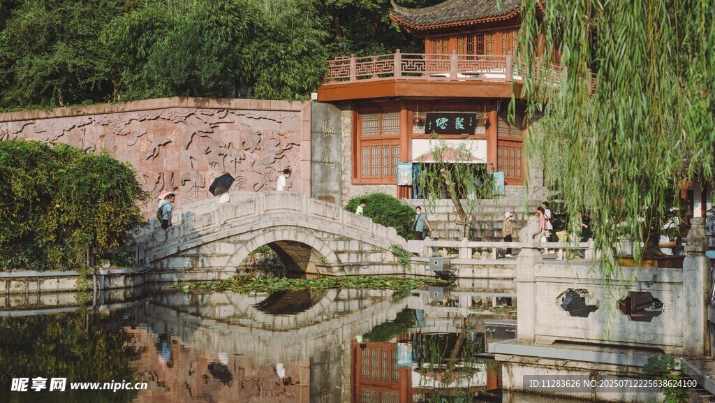 中式园林拱桥与古典建筑