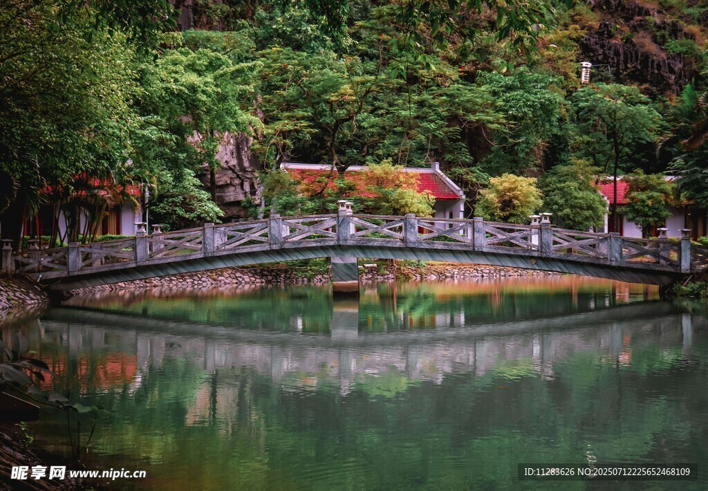 湖畔古桥映翠景