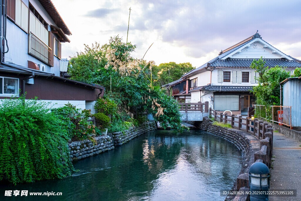 日式水乡小巷风景