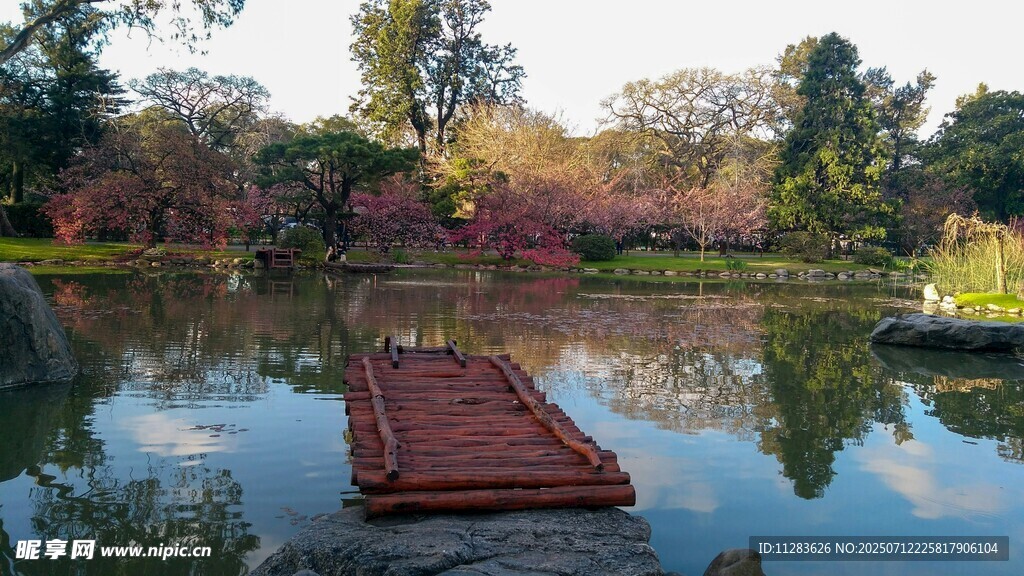 湖畔木栈
