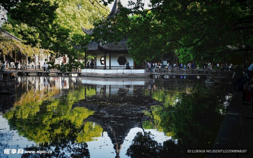 湖畔古亭倒影美景