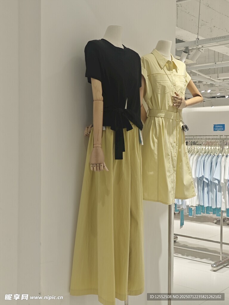 时尚女装展示于简约空间