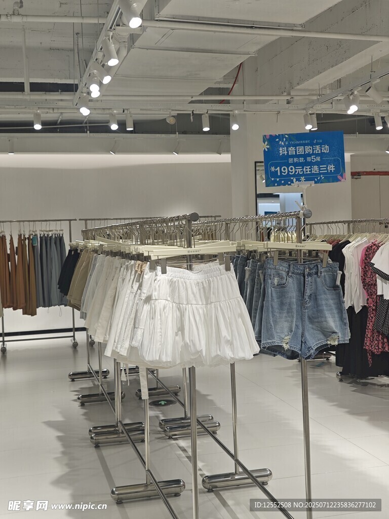 时尚服装店内部陈列展示