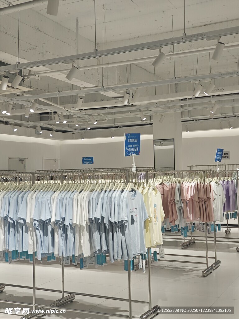 时尚服装店内部陈列展示
