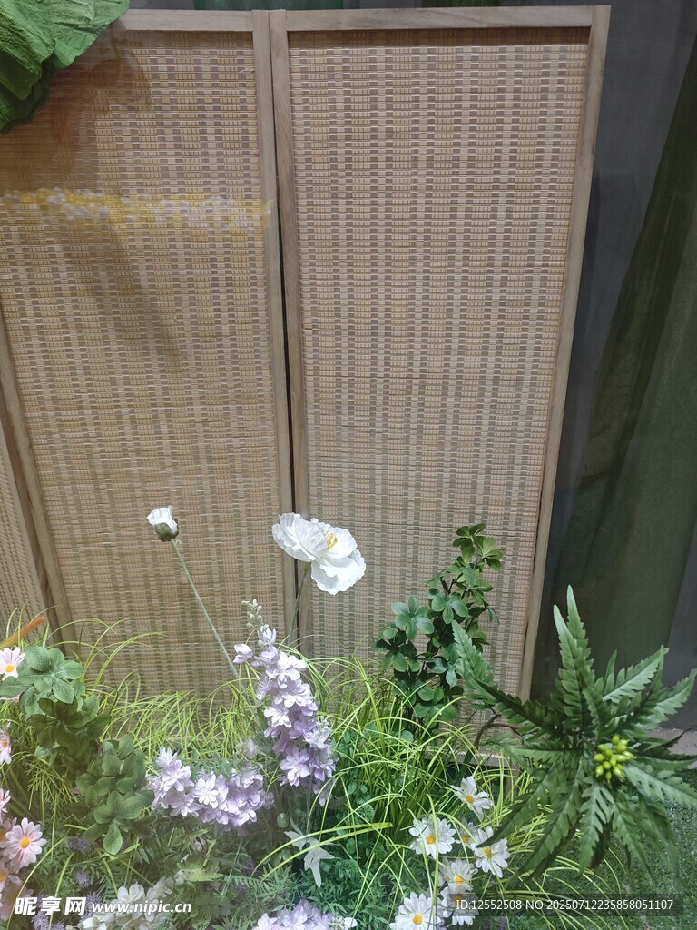 竹篱旁绽放的多彩花卉