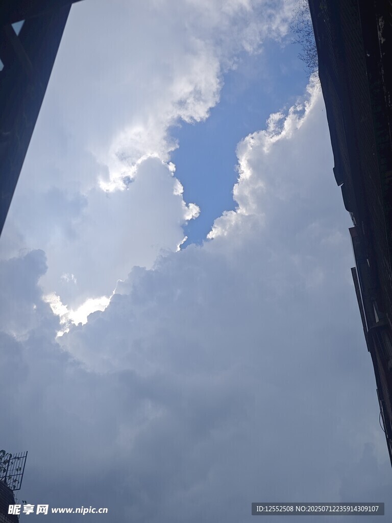 仰望天空中的云朵