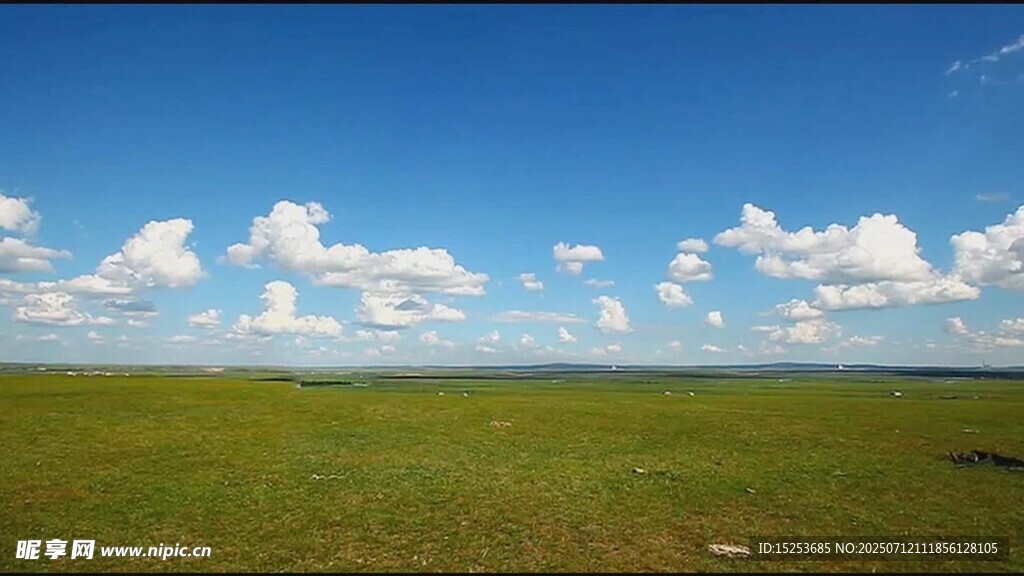 辽阔草原蓝天白云美景