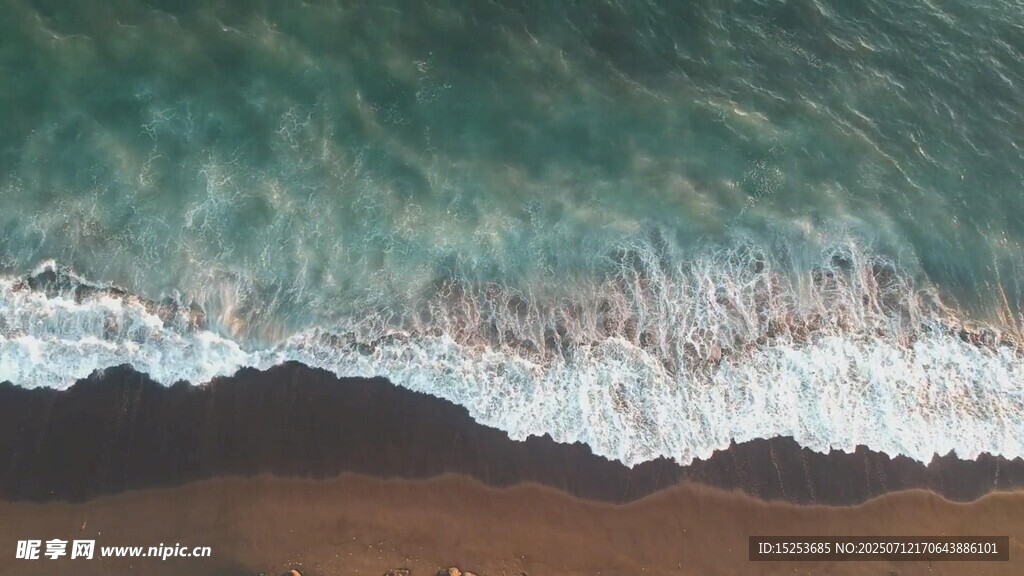 俯瞰海浪拍打沙滩