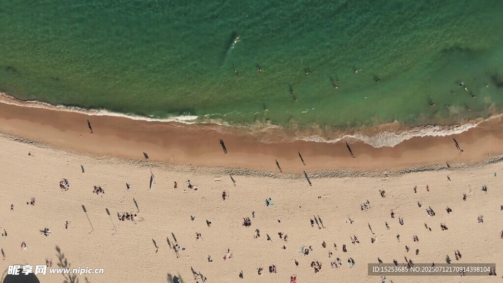 俯瞰热闹的沙滩与海浪