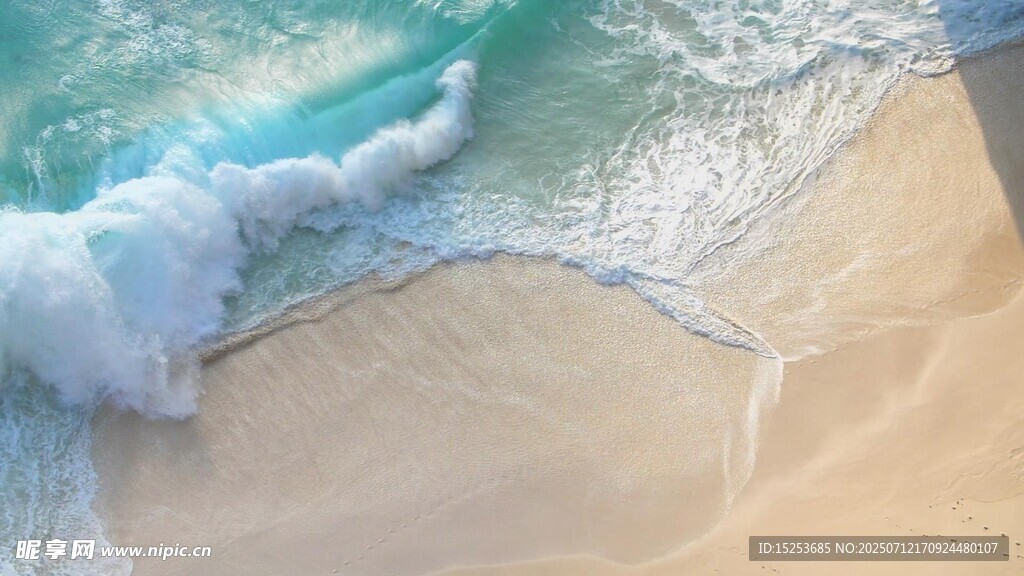 海浪轻拍沙滩的美丽瞬间