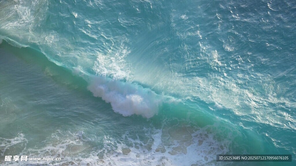 海浪翻涌的迷人蓝色海洋