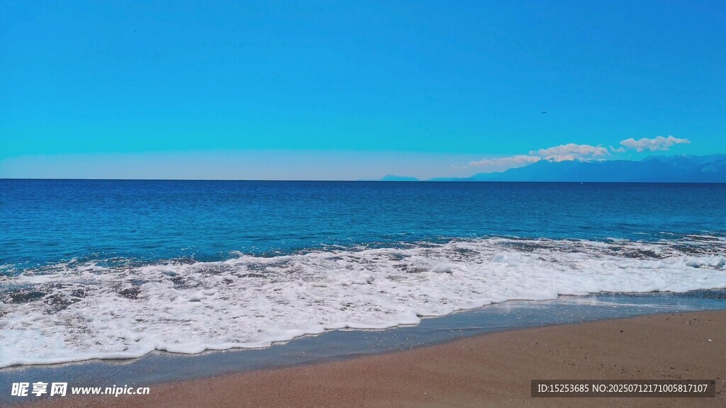 美丽海滩海浪轻拍沙滩