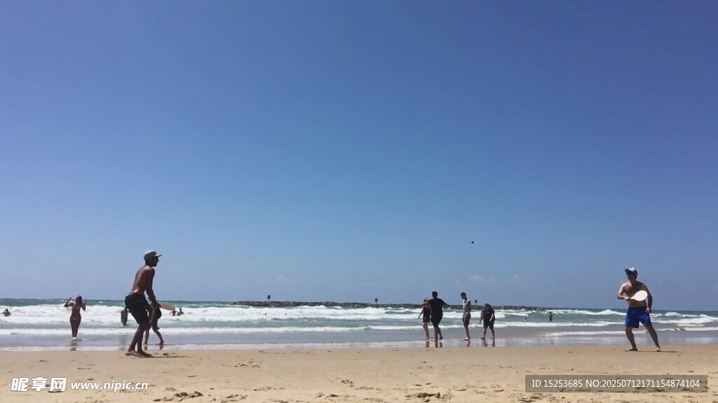 海滩上的欢乐人群