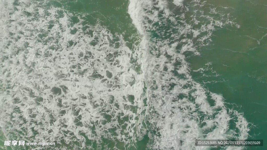 海浪拍岸景象