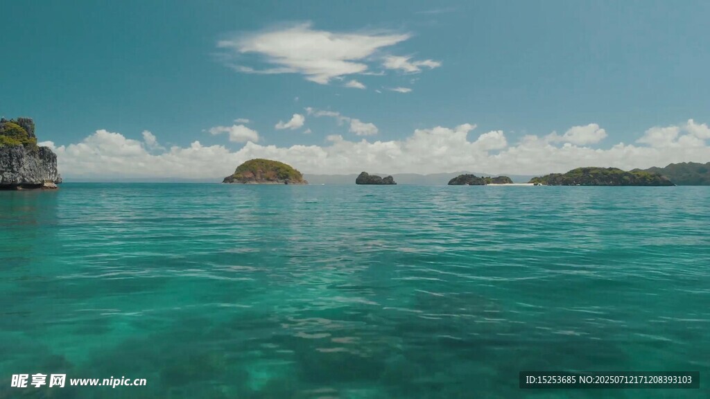 碧海蓝天中的美丽海岛