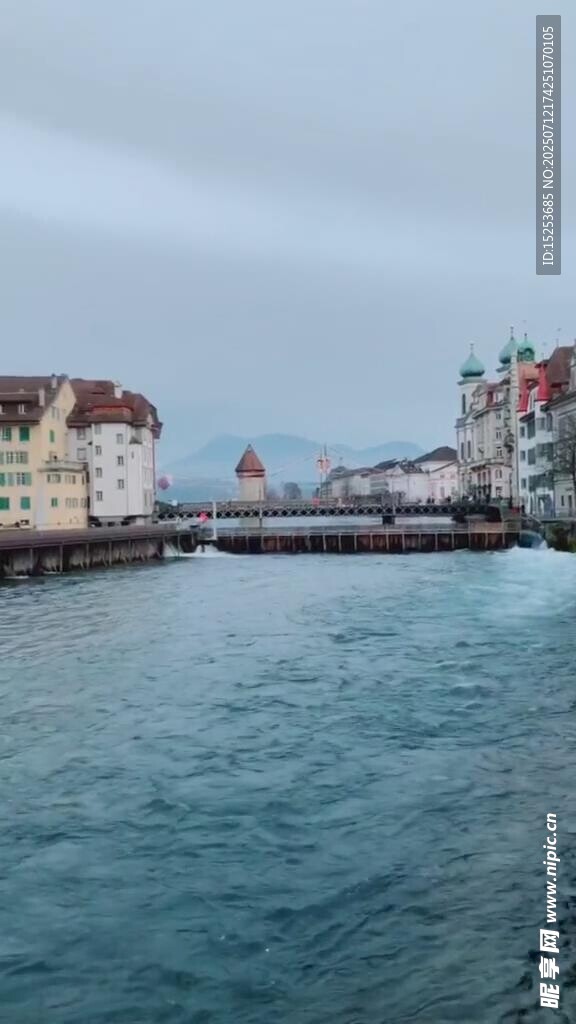 湖畔多彩建筑与宁静湖水