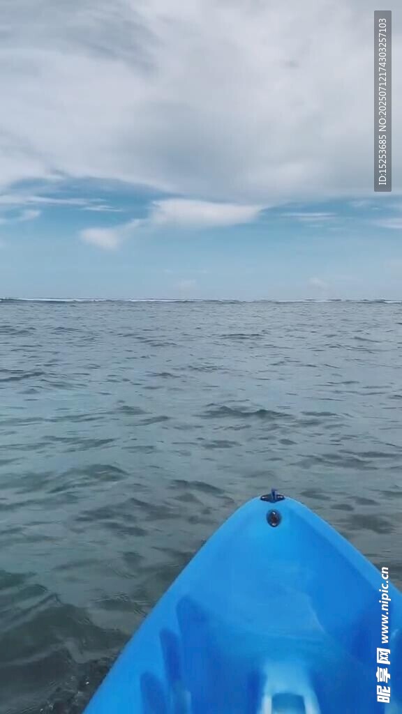 蓝色皮划艇上的海上风光