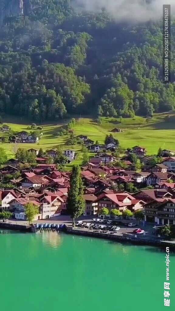 湖畔小镇美景