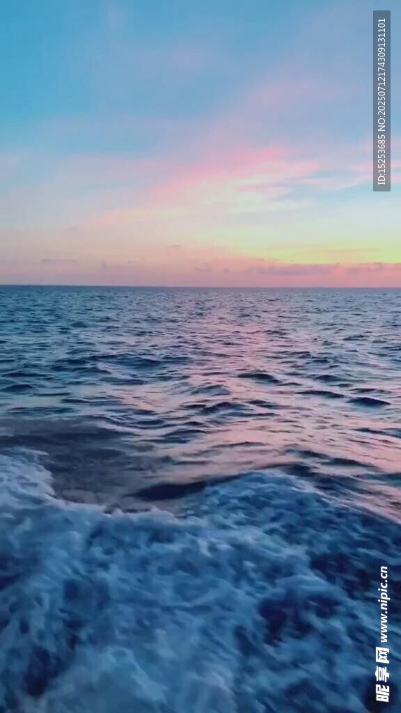 海上日出时的翻涌浪花