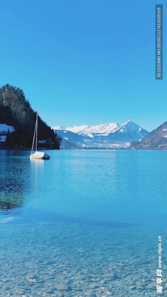 清澈蓝湖中的孤舟与远山