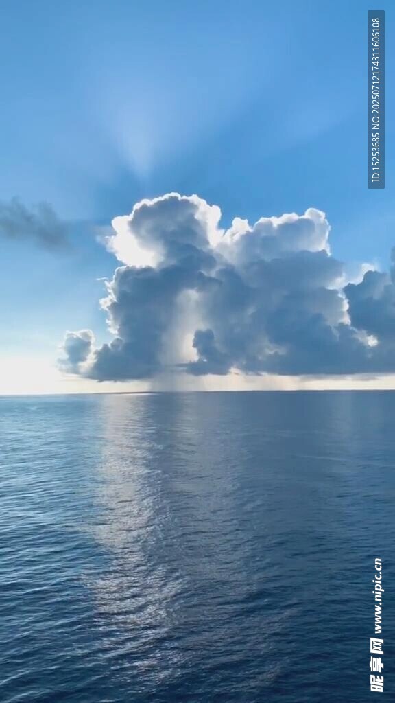 海上日出云映波光美景