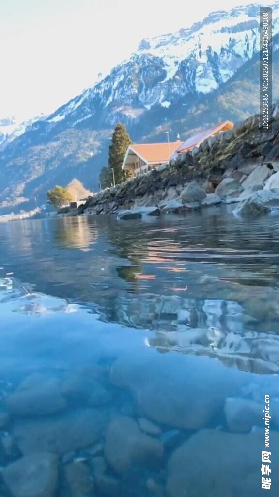清澈湖水映雪山美景