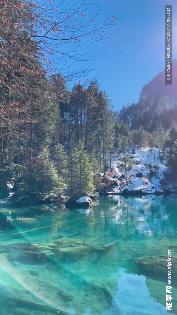 梦幻蓝绿色山间清澈湖泊