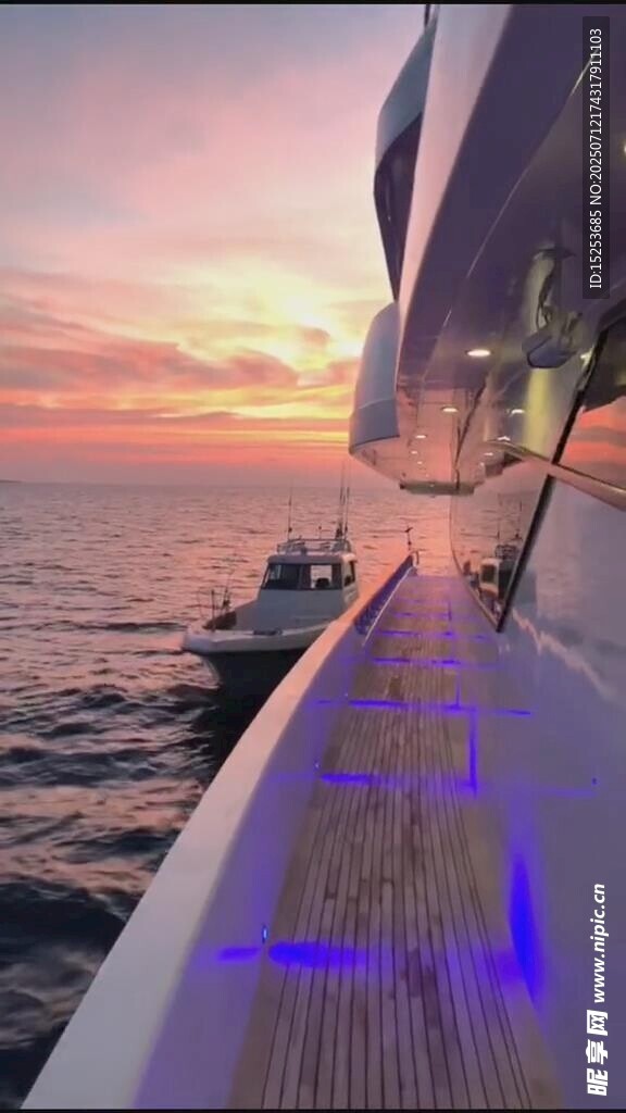 夕阳下的豪华游艇甲板