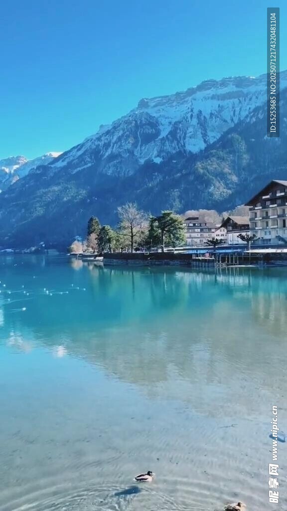 湖畔雪山美景