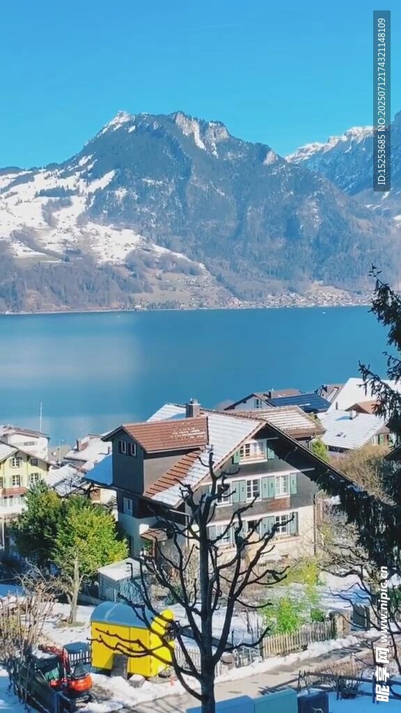 湖畔小镇风光