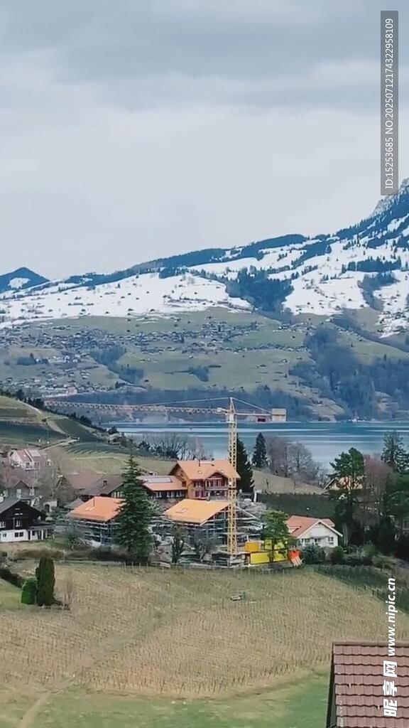湖畔山村雪山下的宁静美景