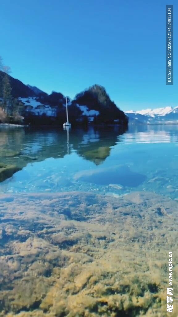 清澈湖水映岩石美景