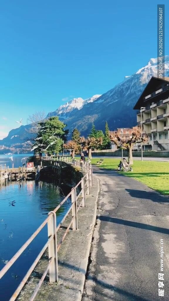 湖畔小镇美景