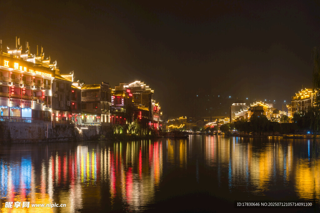 贵州镇远古城夜景