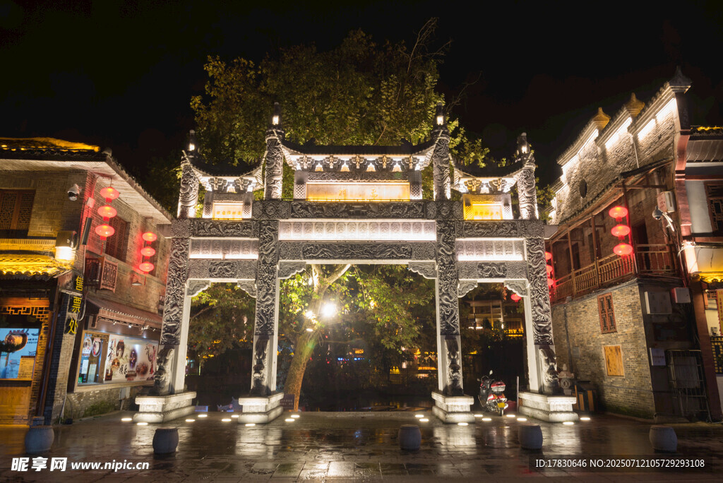 贵州镇远古城夜景