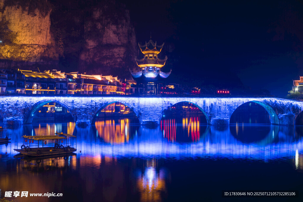贵州镇远古城夜景