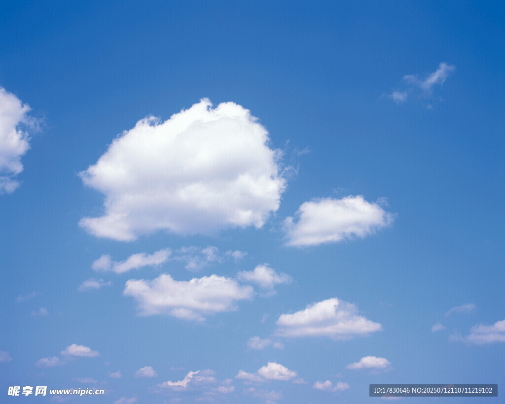 蓝天中的蓬松白云